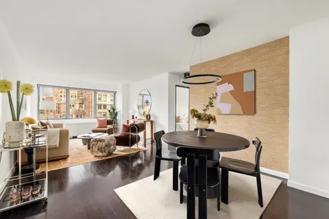 $975,000 | 10 West 15th Street, Unit 1721 | Flatiron