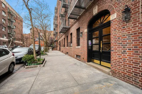 $885,000 | 87 Barrow Street, Unit 5G | West Village