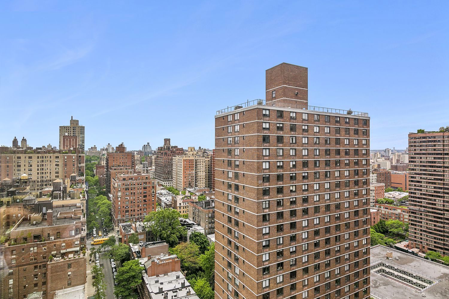 200 East 94th Street, Unit 2015 Manhattan, NY 10128 - Photo 2 of 16 a front view of a building