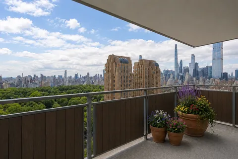 $2,750,000 | 15 West 72nd Street, Unit 25F | Upper West Side