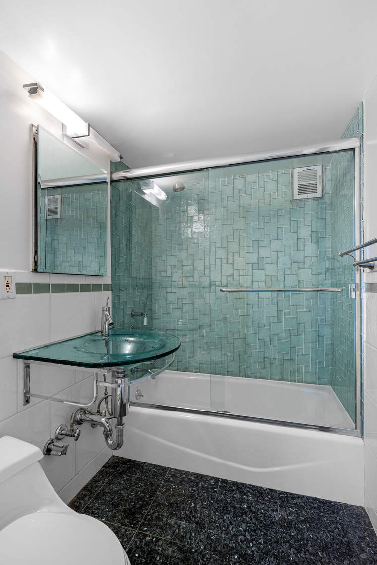 321 East 48th Street, Unit 14B Manhattan, NY 10017 - Photo 12 of 15