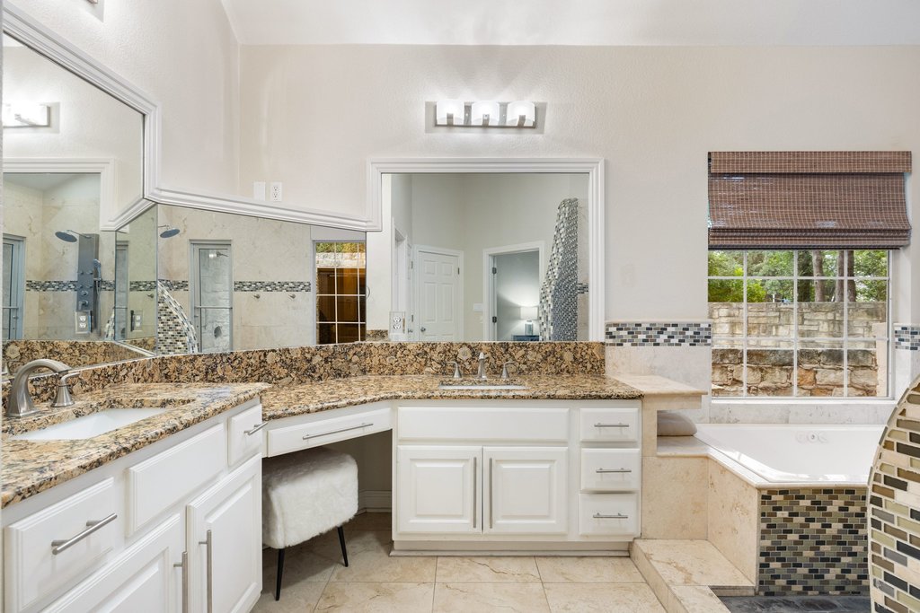 13 Sunview Road The Hills, TX 78738 - Photo 20 of 40