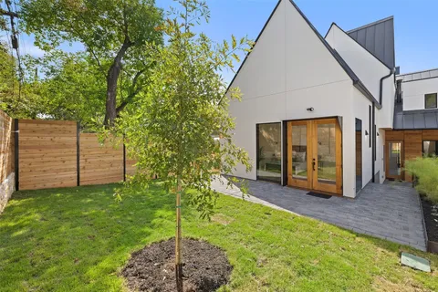 a view of backyard with garden