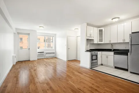 $615,000 | 170 West 23rd Street, Unit 5R | Chelsea