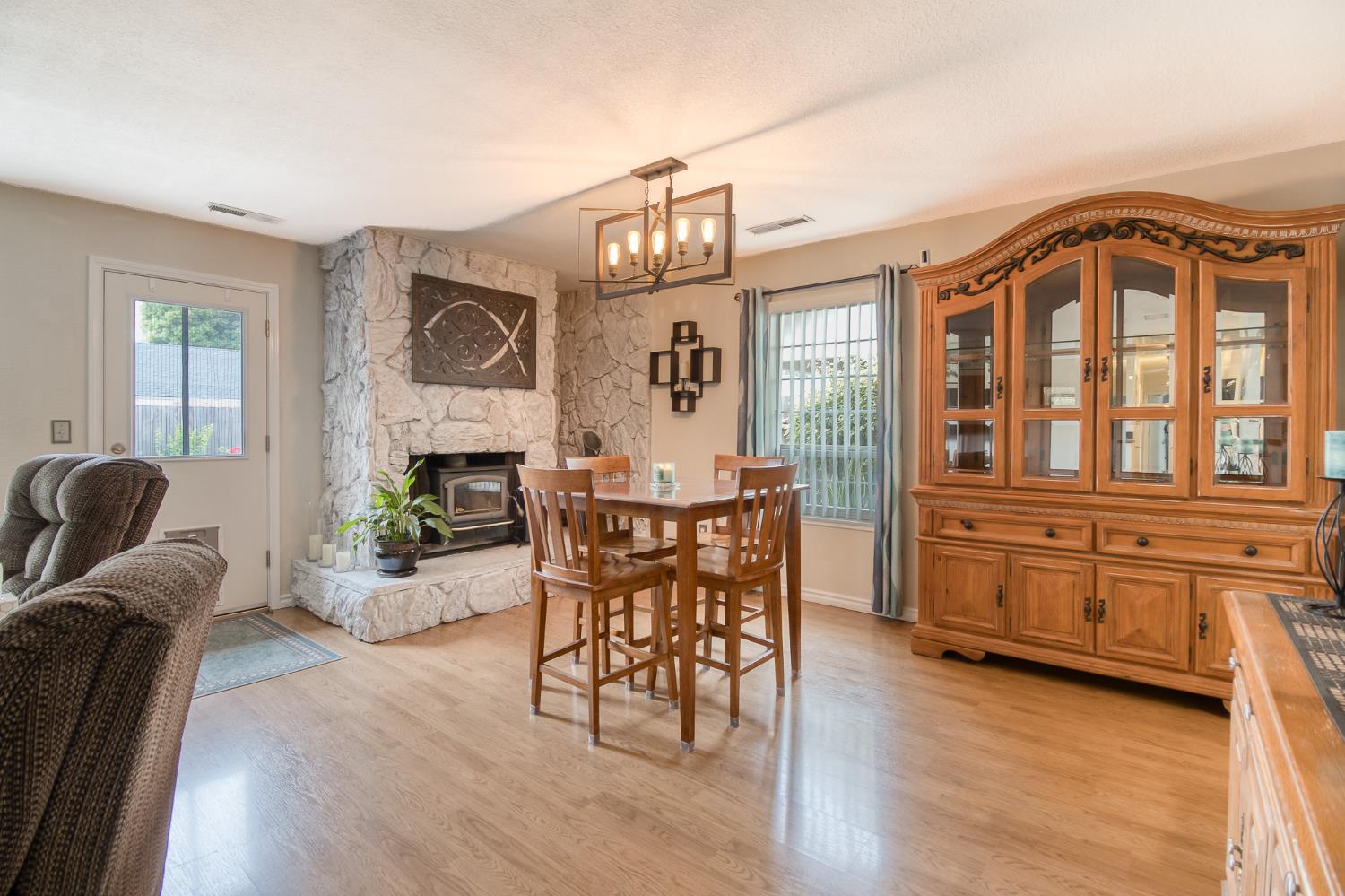 2016 Don Pedro Road Ceres, CA 95307 - Photo 9 of 28 Dining room