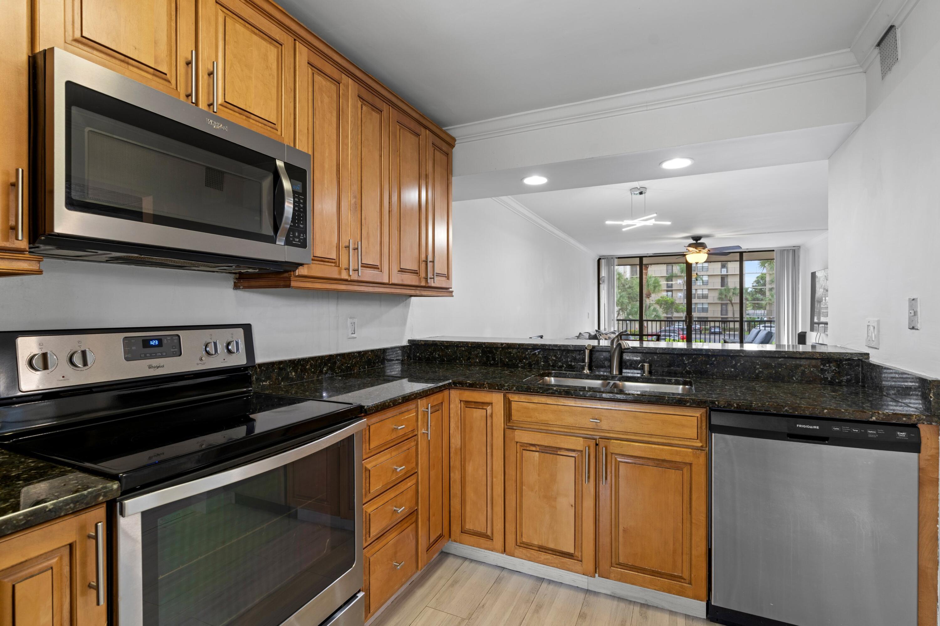 16 Royal Palm Way, Unit 2050 Boca Raton, FL 33432 - Photo 9 of 39 Kitchen
