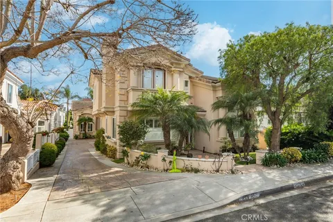 a view of multiple house with outdoor space