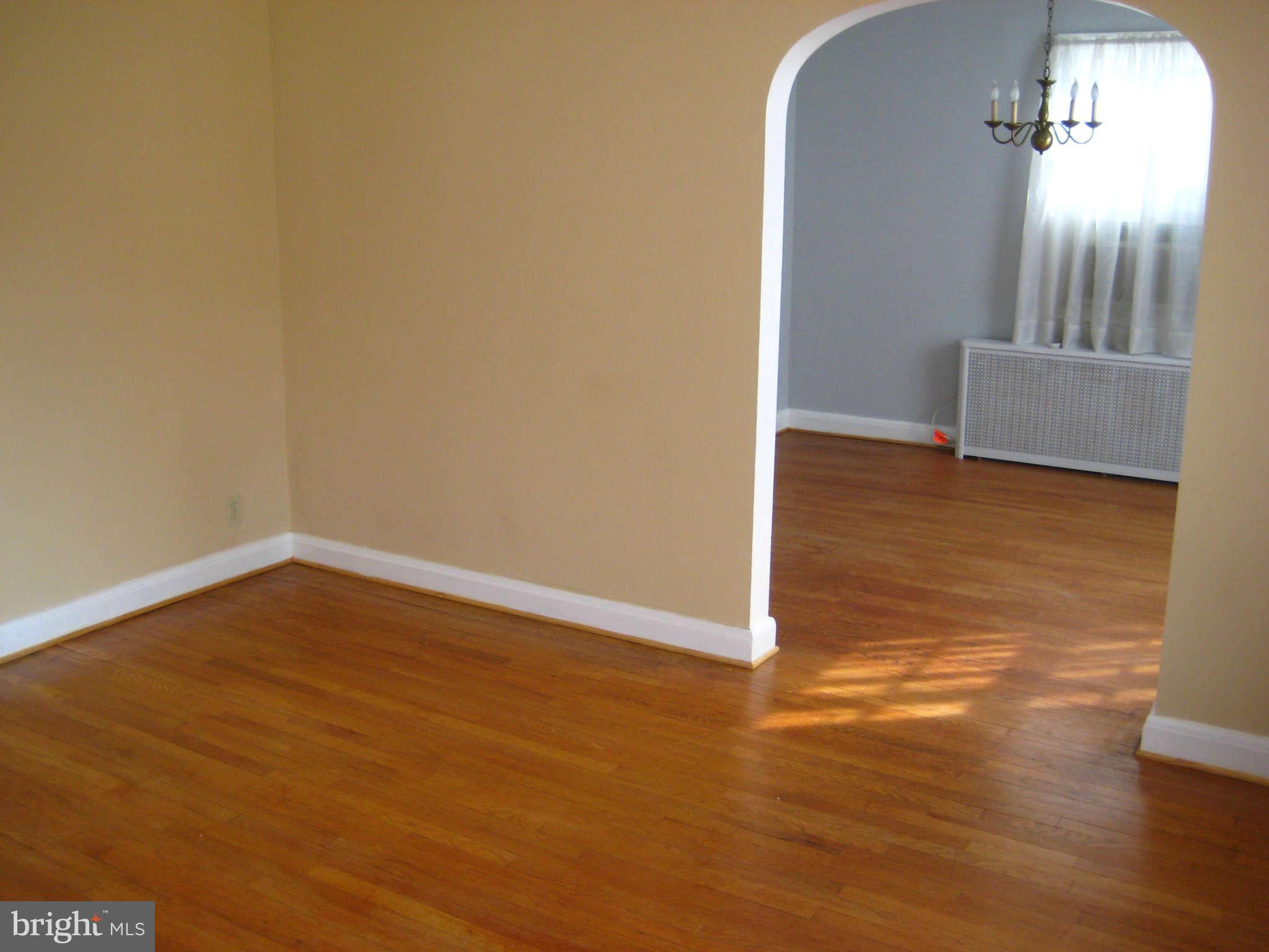 707 Dorchester Road Baltimore, MD 21229 - Photo 2 of 21 Living Room
