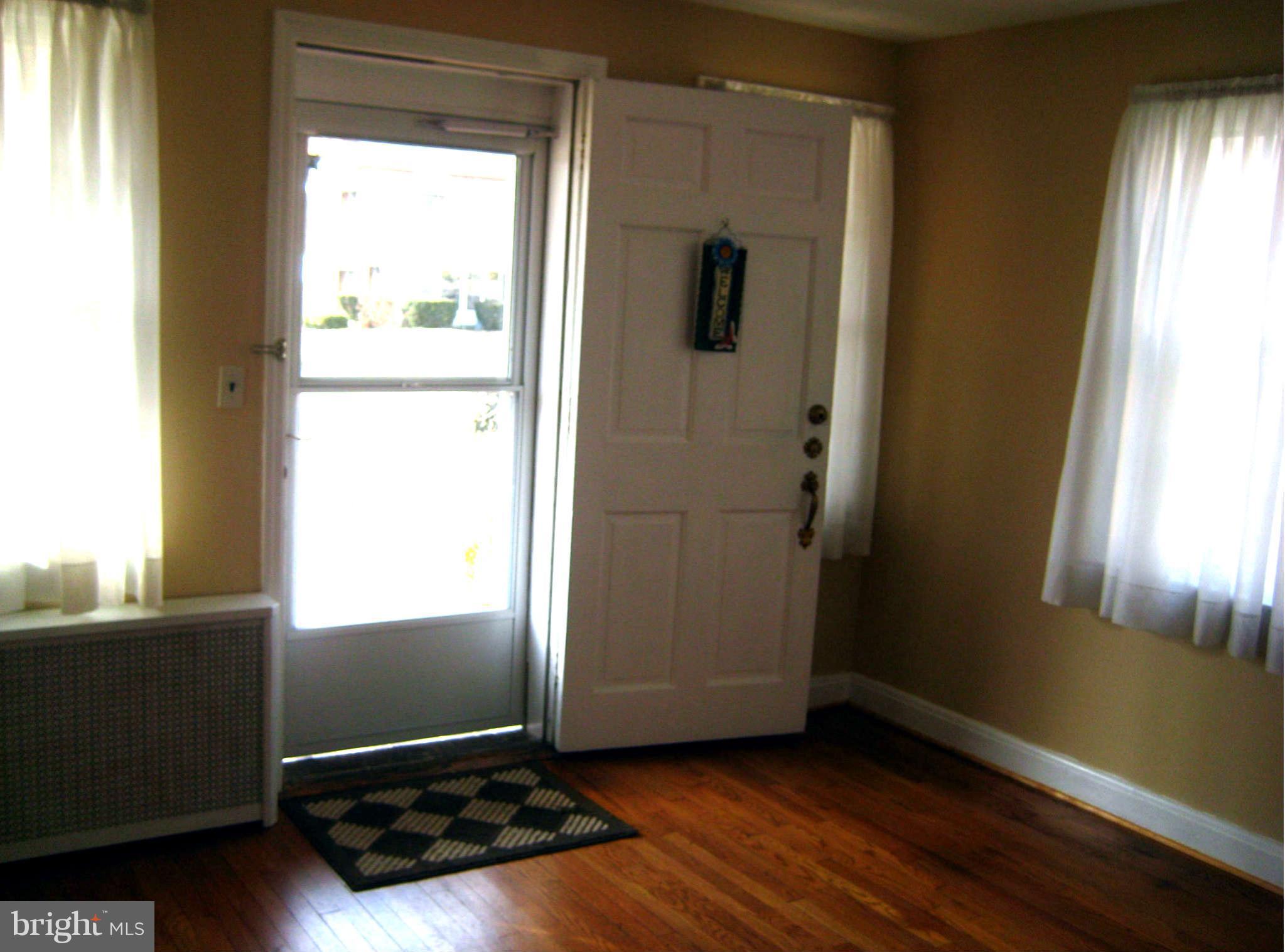 707 Dorchester Road Baltimore, MD 21229 - Photo 3 of 21 Living Room