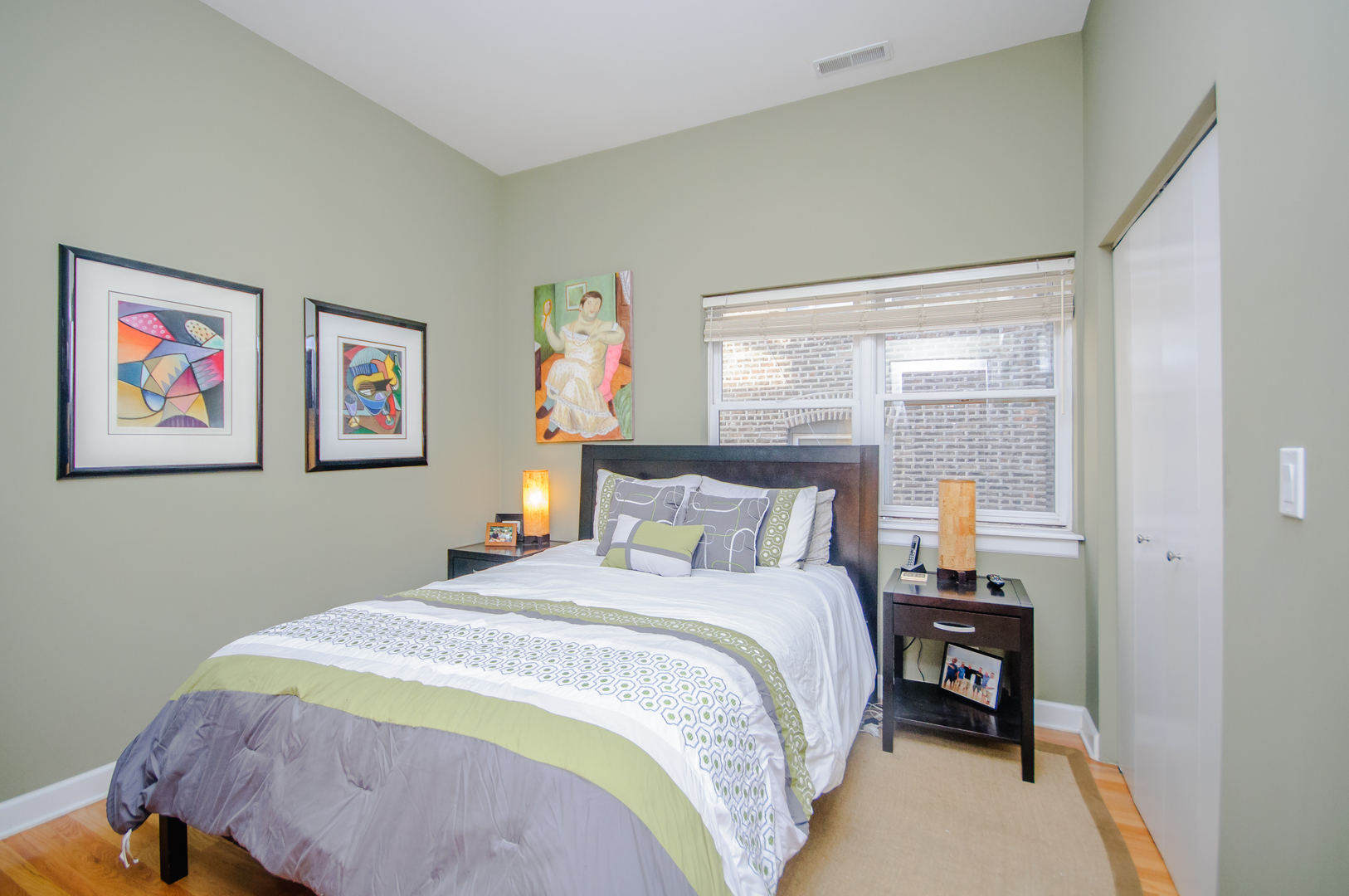 4646 North Beacon Street, Unit 203 Chicago, IL 60640 - Photo 15 of 24 a bedroom with a bed and a painting on the wall
