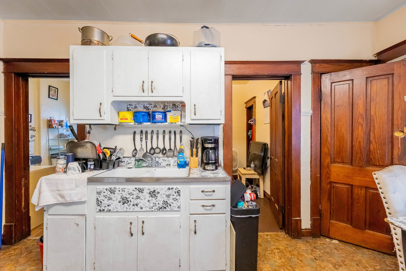 436 South 4th Avenue Kankakee, IL 60901 - Photo 13 of 32 a view of living room with furniture and flat tv screen