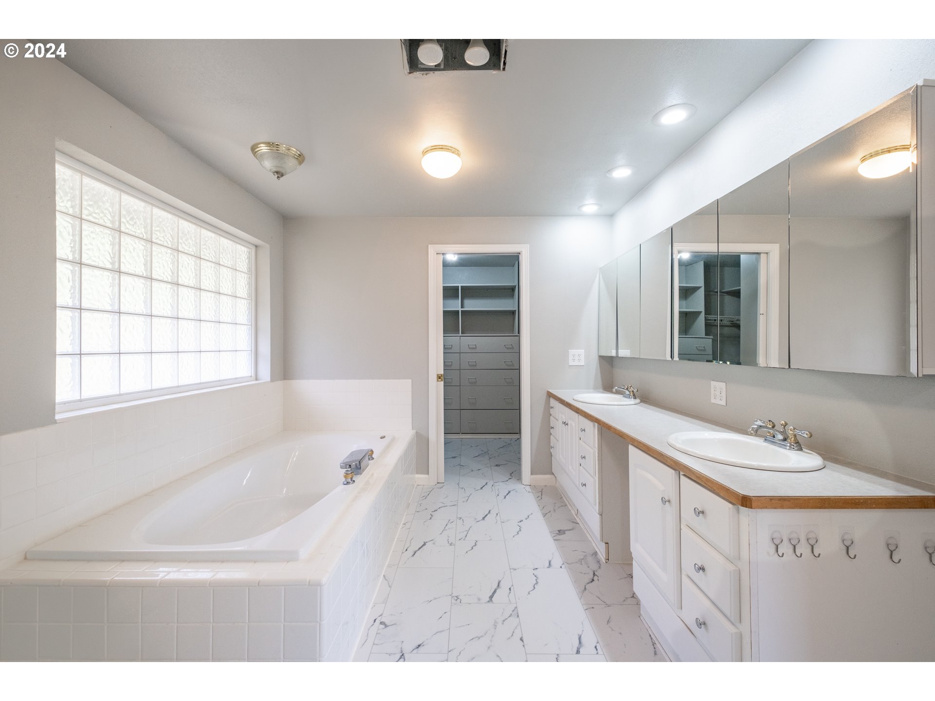 30521 Rancho Road Lebanon, OR 97355 - Photo 9 of 39 a bathroom with a tub sink and mirror