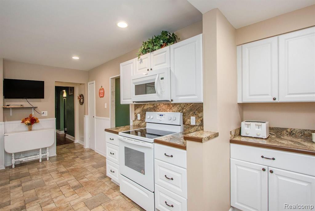 9585 Division Road Casco, MI 48064 - Photo 11 of 30