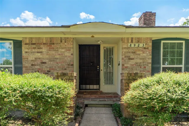 $299,900 | 8923 Hendon Lane, Houston, TX 77036