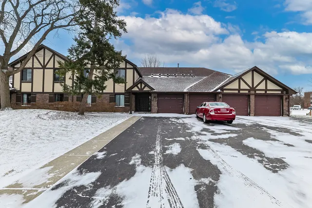 $245,000 | 1030 Cottonwood Court, Unit 2A, Wheeling, IL 60090