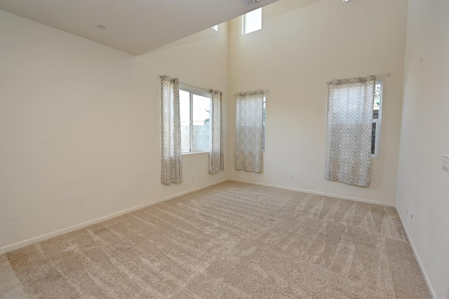 891 North Terra Cotta Drive Fresno, CA 93727 - Photo 13 of 32 an empty room with windows and closet