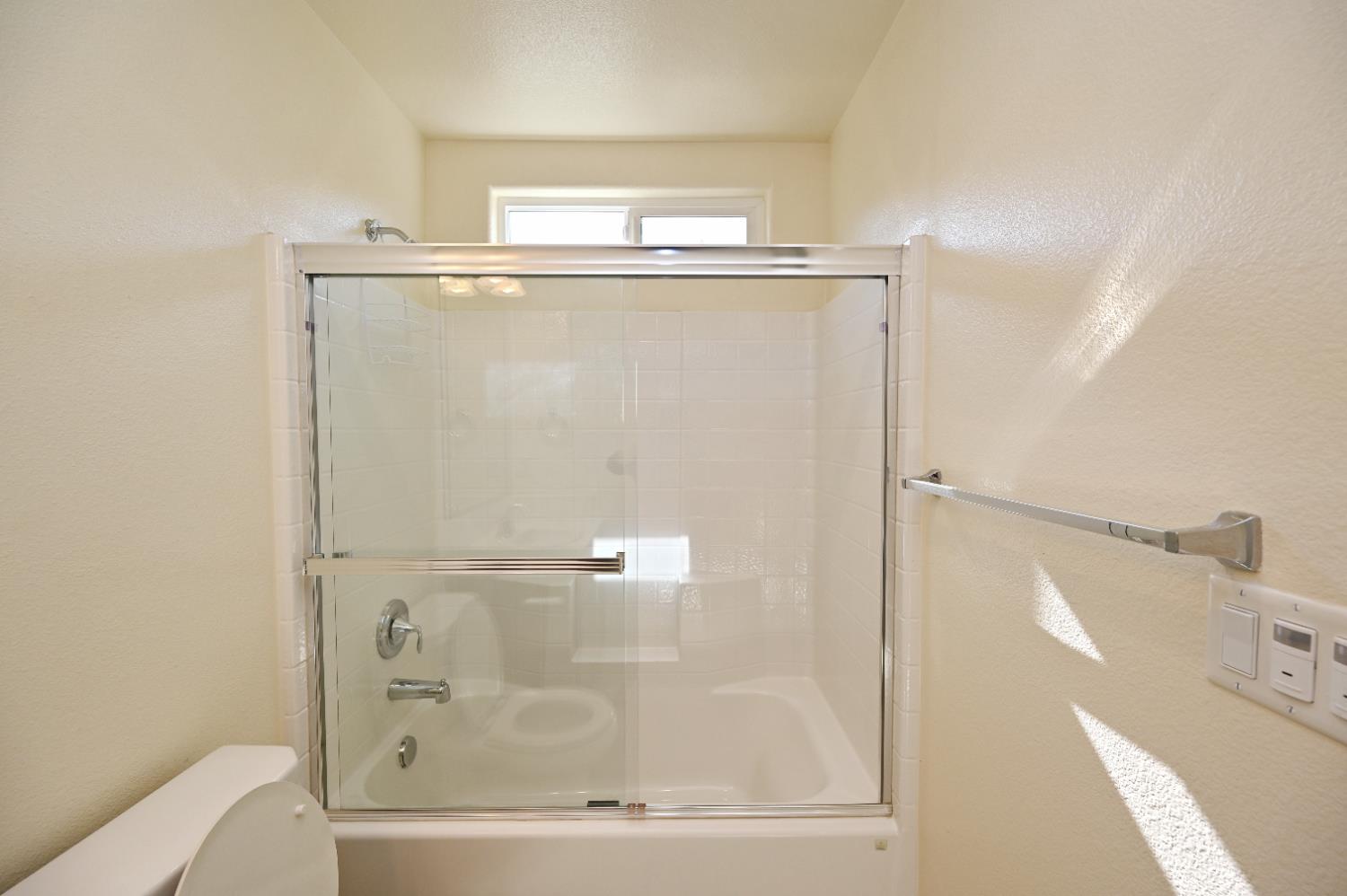891 North Terra Cotta Drive Fresno, CA 93727 - Photo 26 of 32 a bathroom with a bathtub