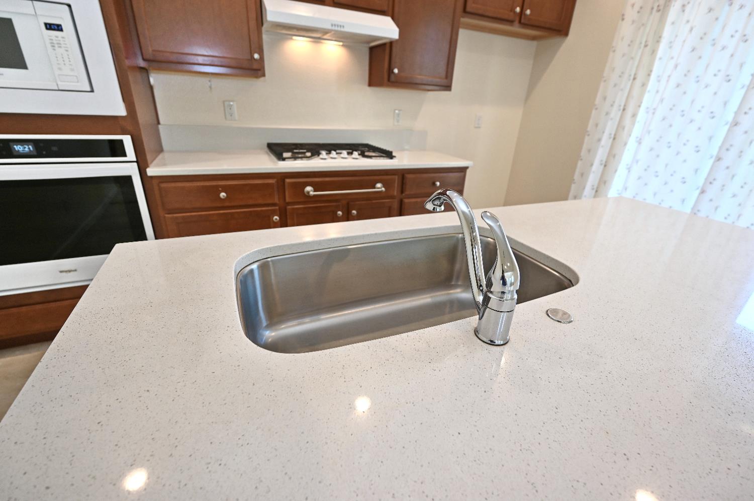 891 North Terra Cotta Drive Fresno, CA 93727 - Photo 9 of 32 a close view of appliances