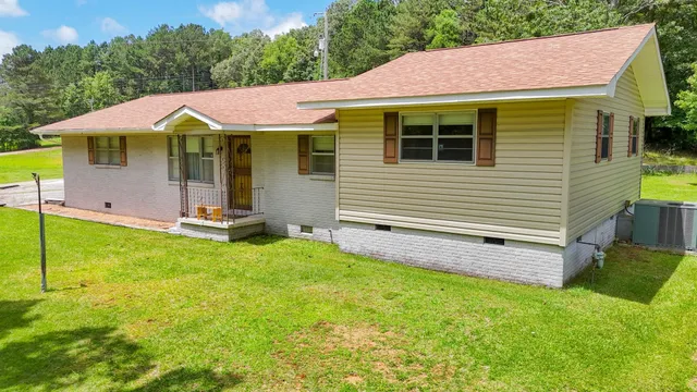a view of a house with backyard