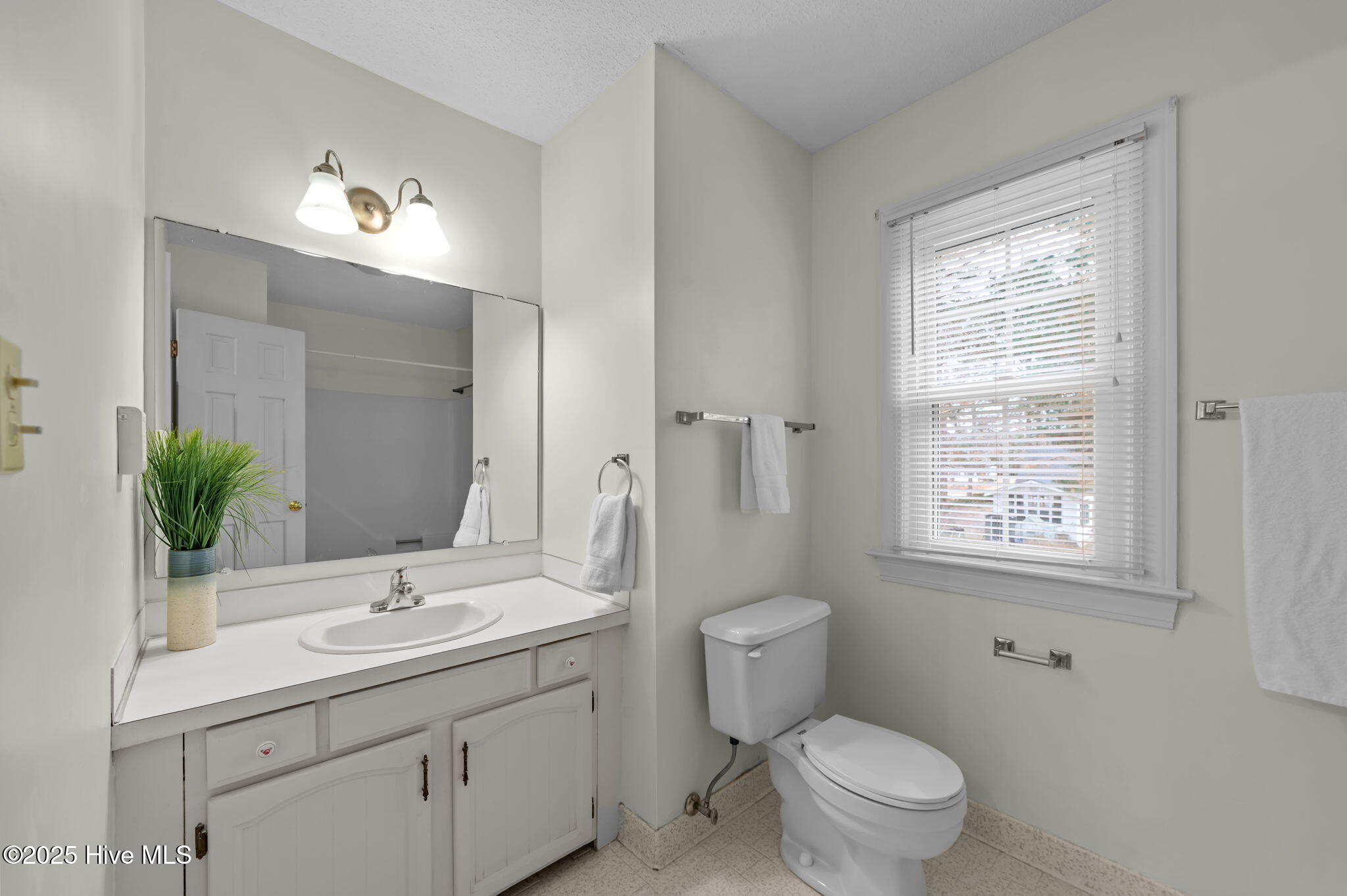 1404 Canterbury Road Tarboro, NC 27886 - Photo 24 of 42 Upstairs full bath hallway