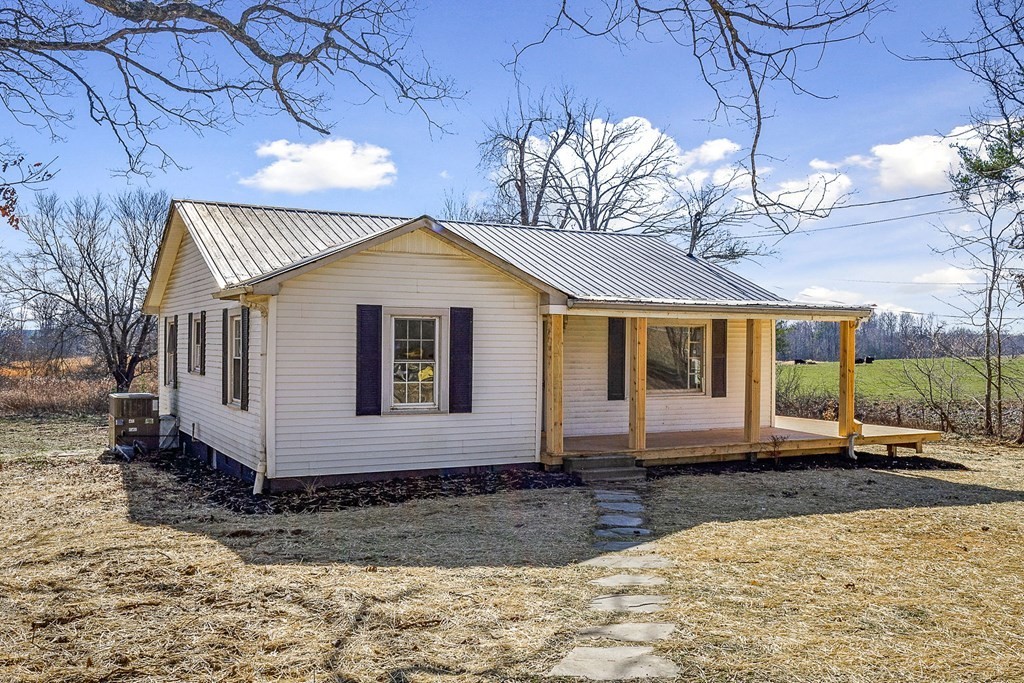 8626 Bockman Way Sparta, TN 38583 - Photo 4 of 25 a front view of a house with parking area