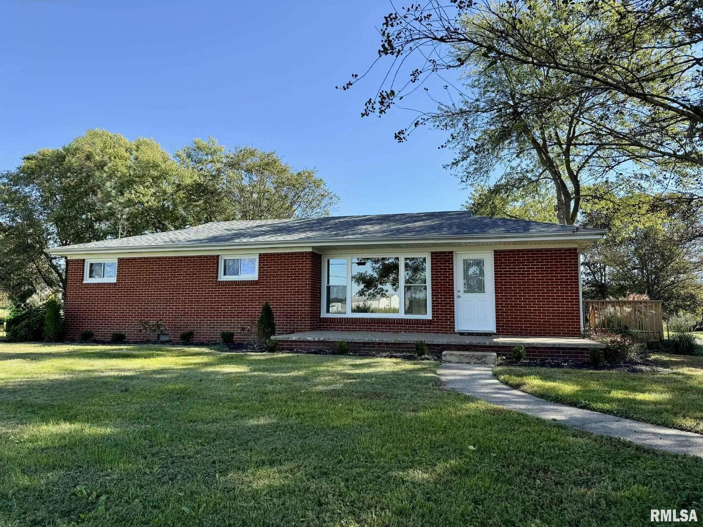 a view of front of a house with a yard