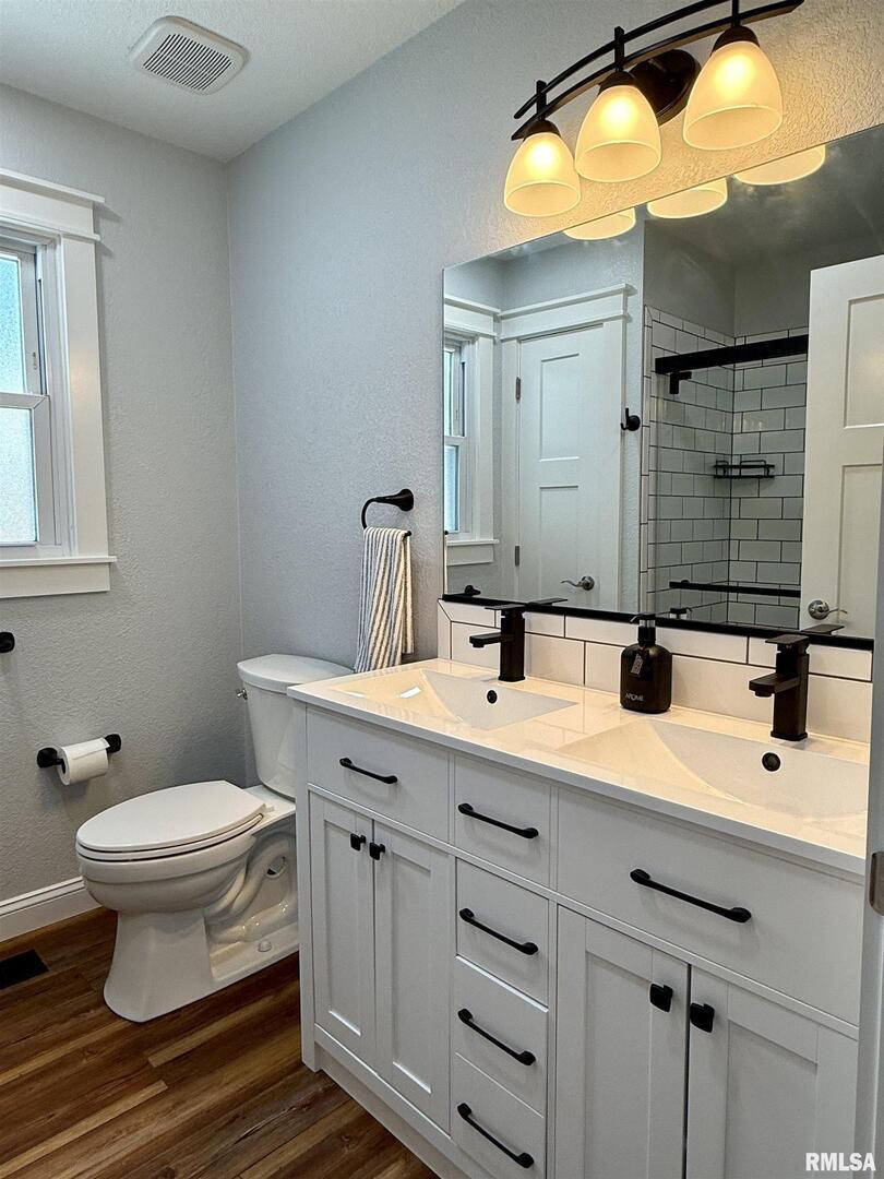 744 Airport Road Metropolis, IL 62960 - Photo 18 of 33 a bathroom with a sink and a mirror