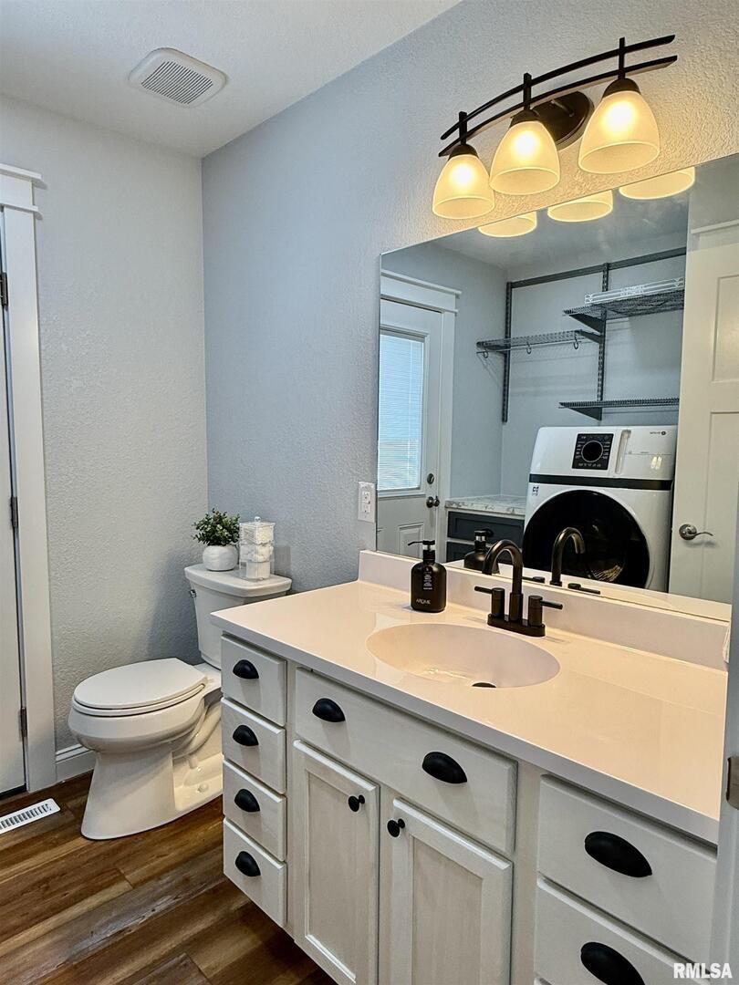 744 Airport Road Metropolis, IL 62960 - Photo 21 of 33 a bathroom with a sink toilet and mirror