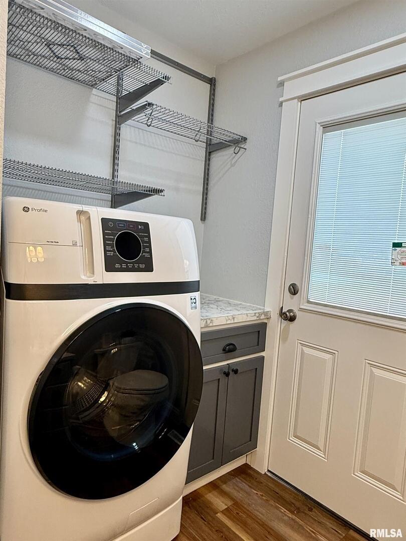 744 Airport Road Metropolis, IL 62960 - Photo 22 of 33 a close up view of washer and dryer