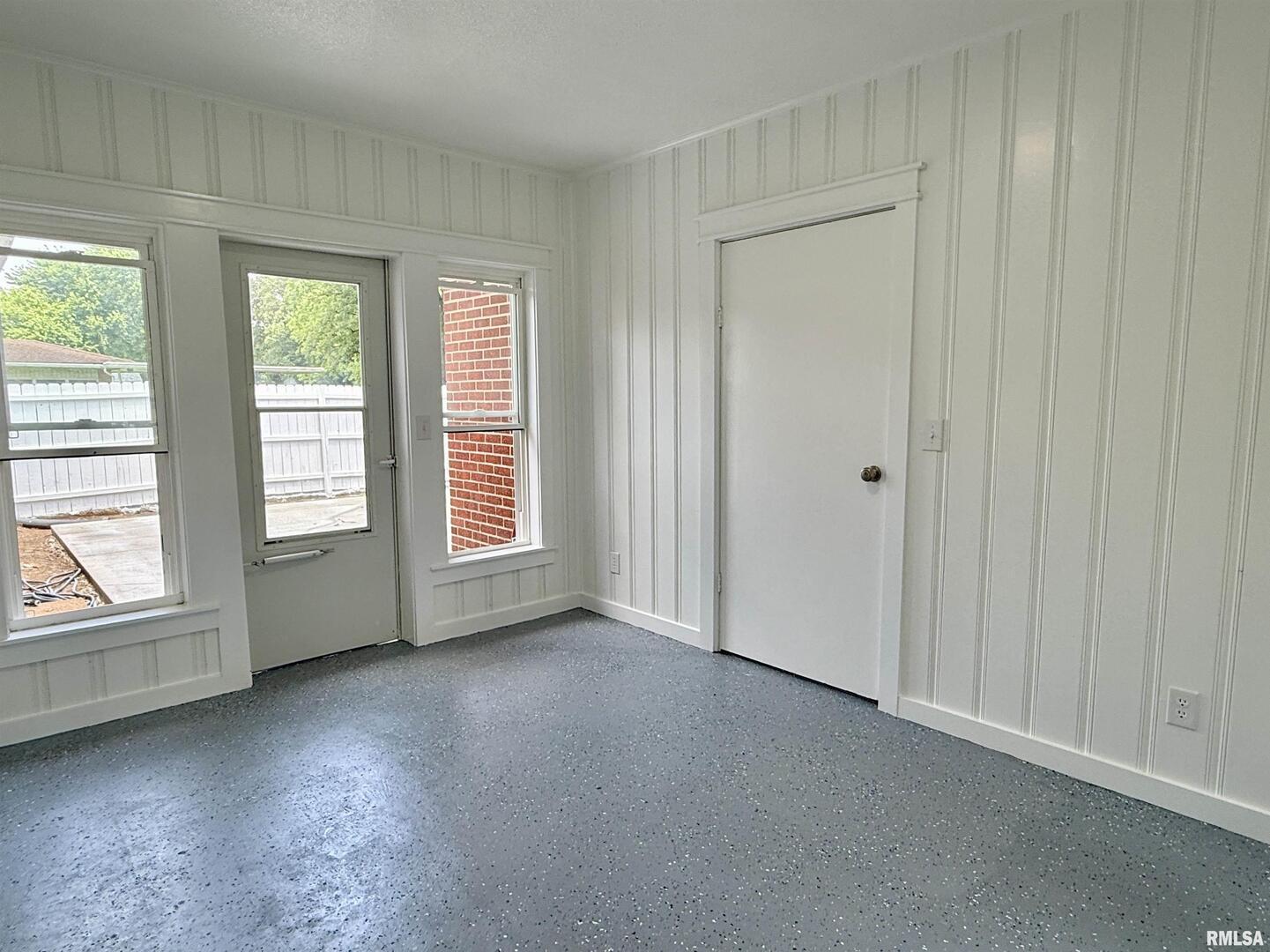 744 Airport Road Metropolis, IL 62960 - Photo 27 of 33 an empty room with windows and closet