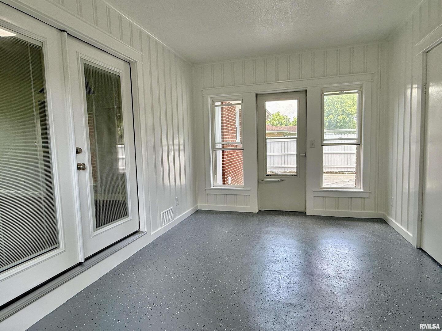 744 Airport Road Metropolis, IL 62960 - Photo 28 of 33 a view of a room with window
