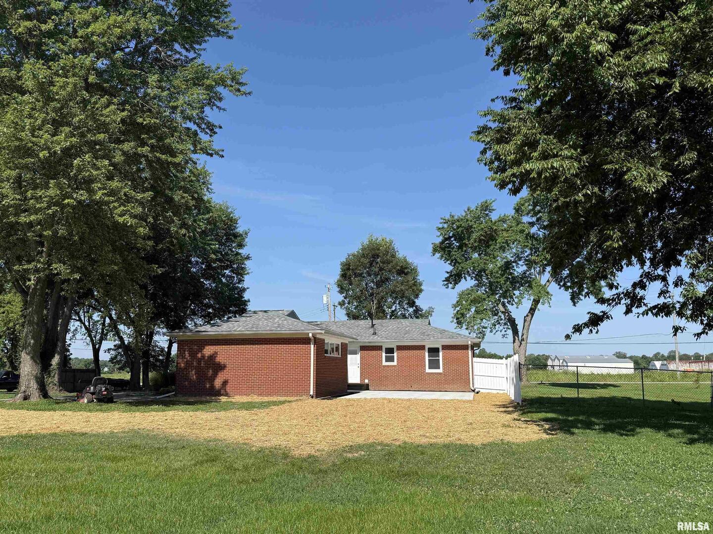 744 Airport Road Metropolis, IL 62960 - Photo 31 of 33 front view of a house with a yard