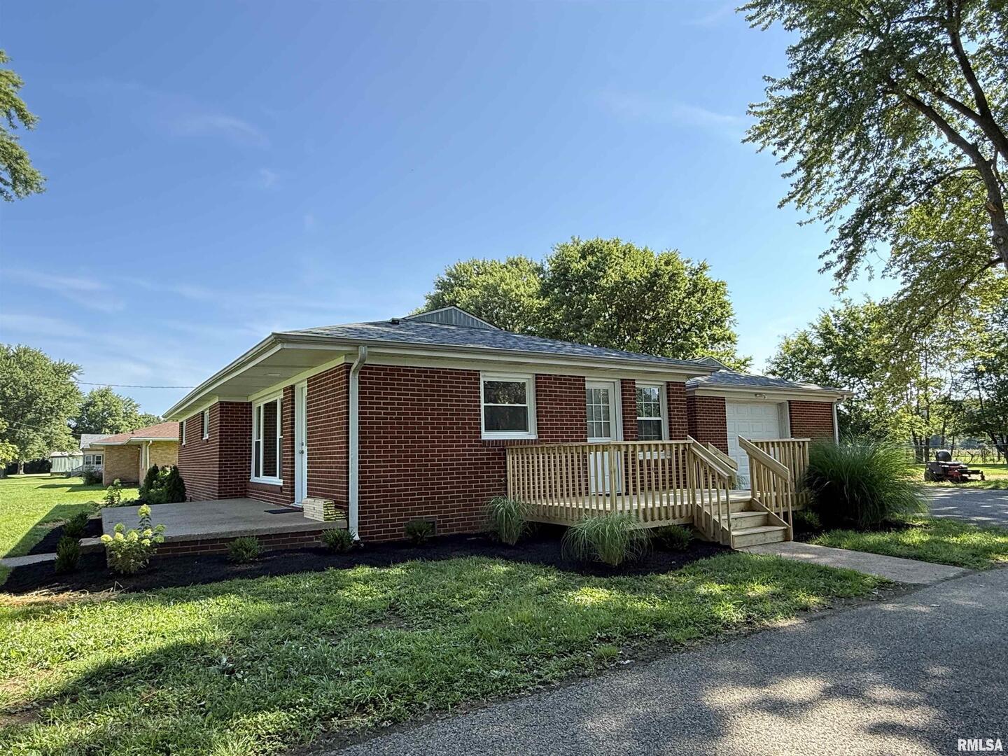 744 Airport Road Metropolis, IL 62960 - Photo 4 of 33 a view of a house with a yard