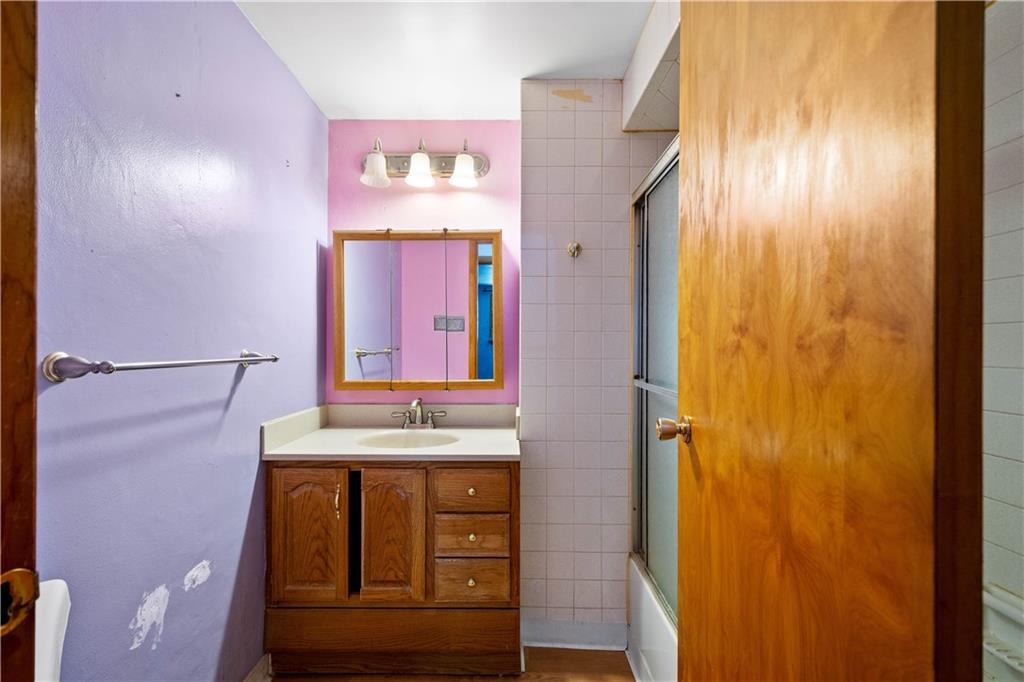 206 Hillendale Road Pittsburgh, PA 15237 - Photo 13 of 30 a bathroom with a sink and a mirror
