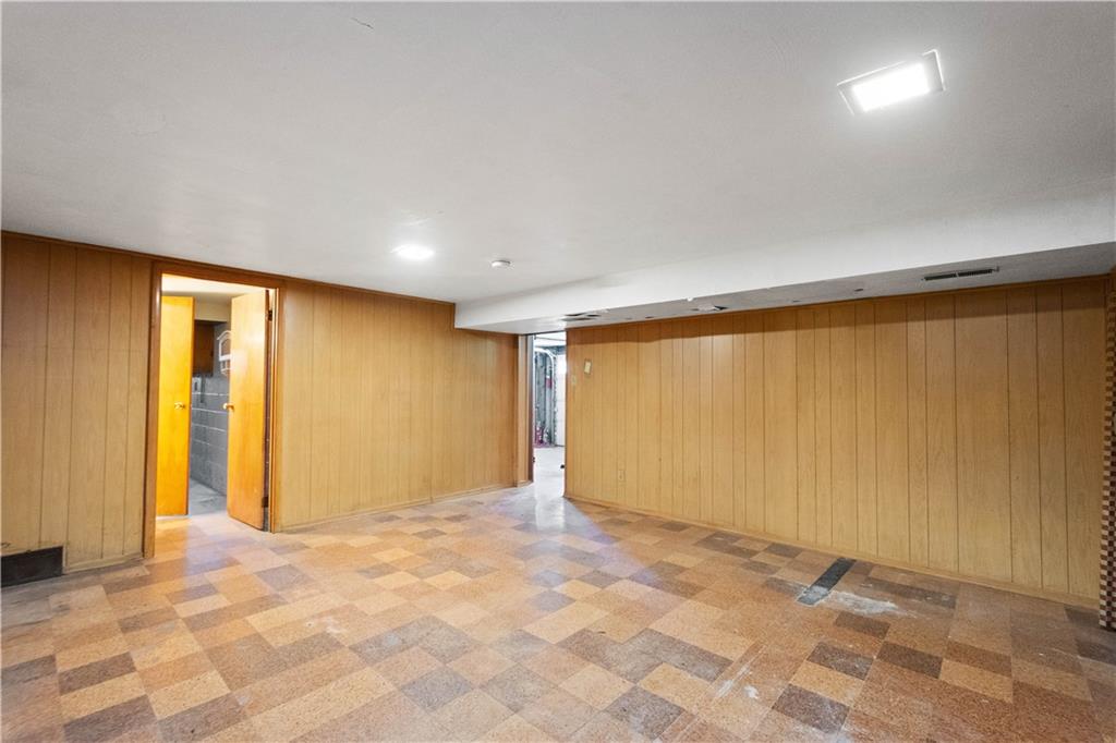 206 Hillendale Road Pittsburgh, PA 15237 - Photo 21 of 30 an empty room with a natural light