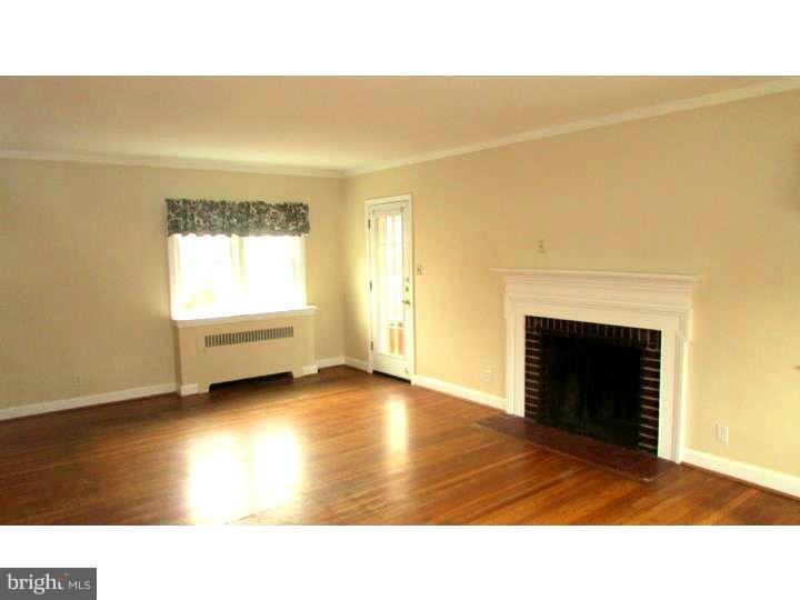 424 Marsh Road Wilmington, DE 19809 - Photo 2 of 14 Living Room