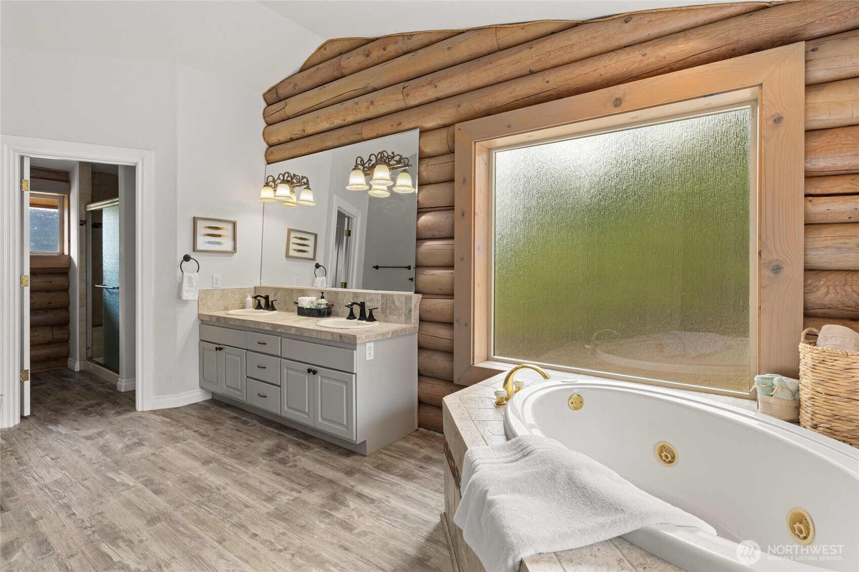 1161 White Road Cle Elum, WA 98922 - Photo 17 of 38 a bathroom with a bathtub a sink and a large mirror