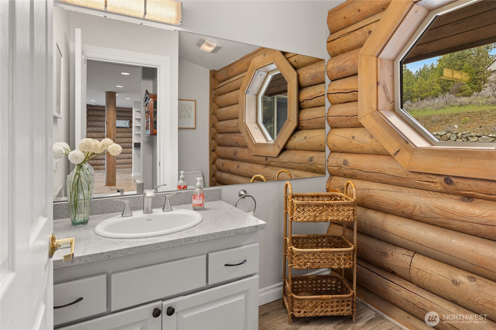 1161 White Road Cle Elum, WA 98922 - Photo 18 of 38 a bathroom with a sink a mirror and a bathtub