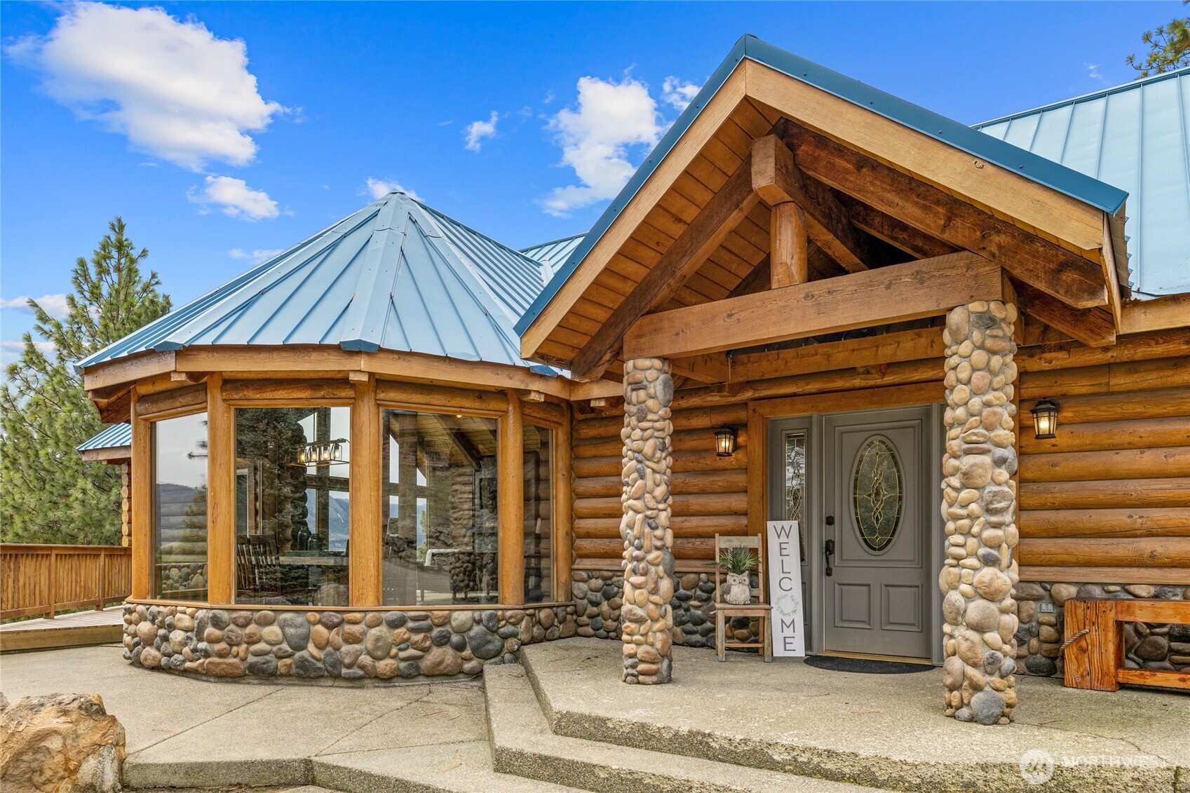 1161 White Road Cle Elum, WA 98922 - Photo 2 of 38 a front view of a house with porch