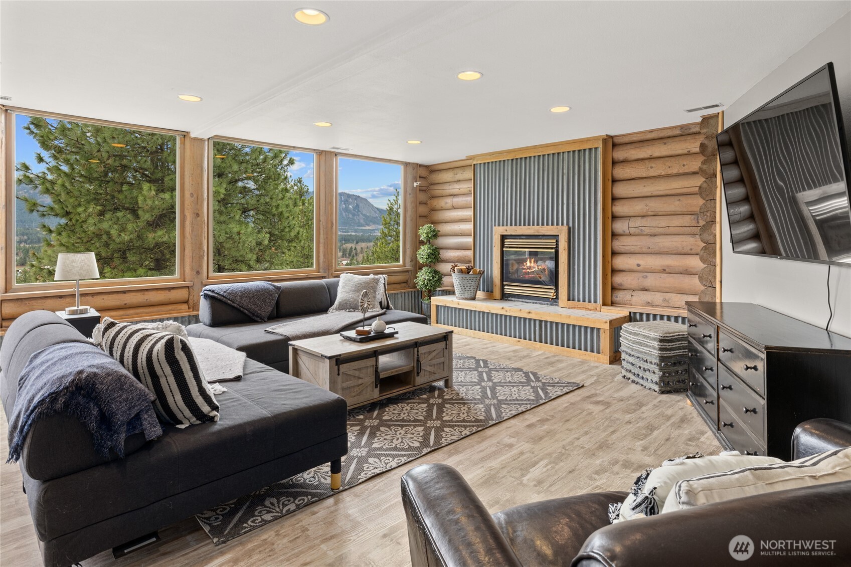 1161 White Road Cle Elum, WA 98922 - Photo 23 of 38 a living room with furniture tv and a fireplace