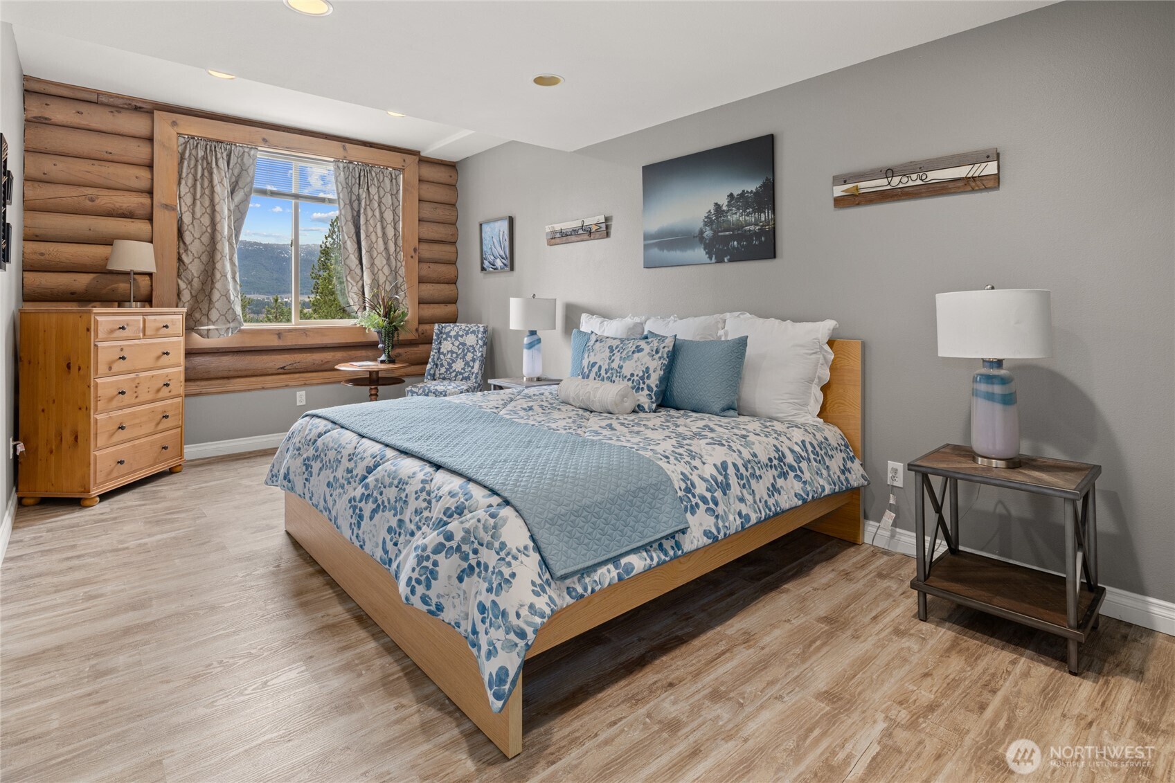 1161 White Road Cle Elum, WA 98922 - Photo 25 of 38 a bedroom with a bed and wooden floor