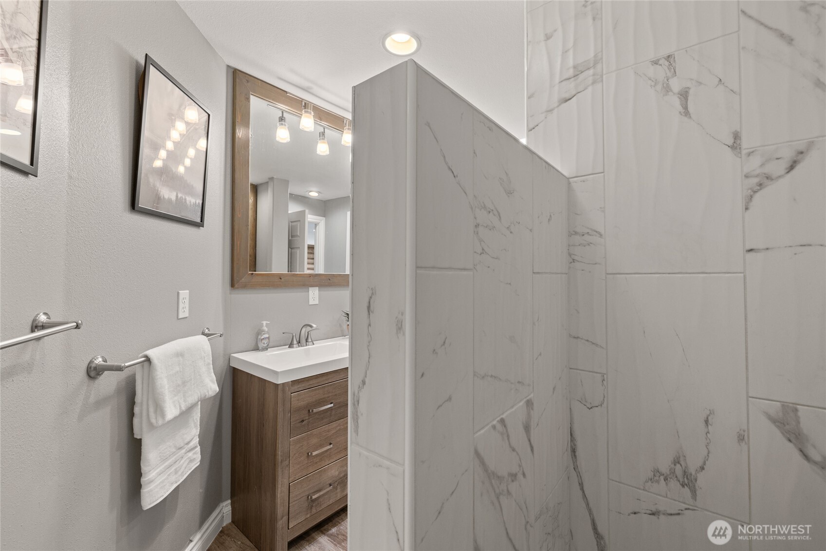 1161 White Road Cle Elum, WA 98922 - Photo 27 of 38 a bathroom with a sink and a mirror