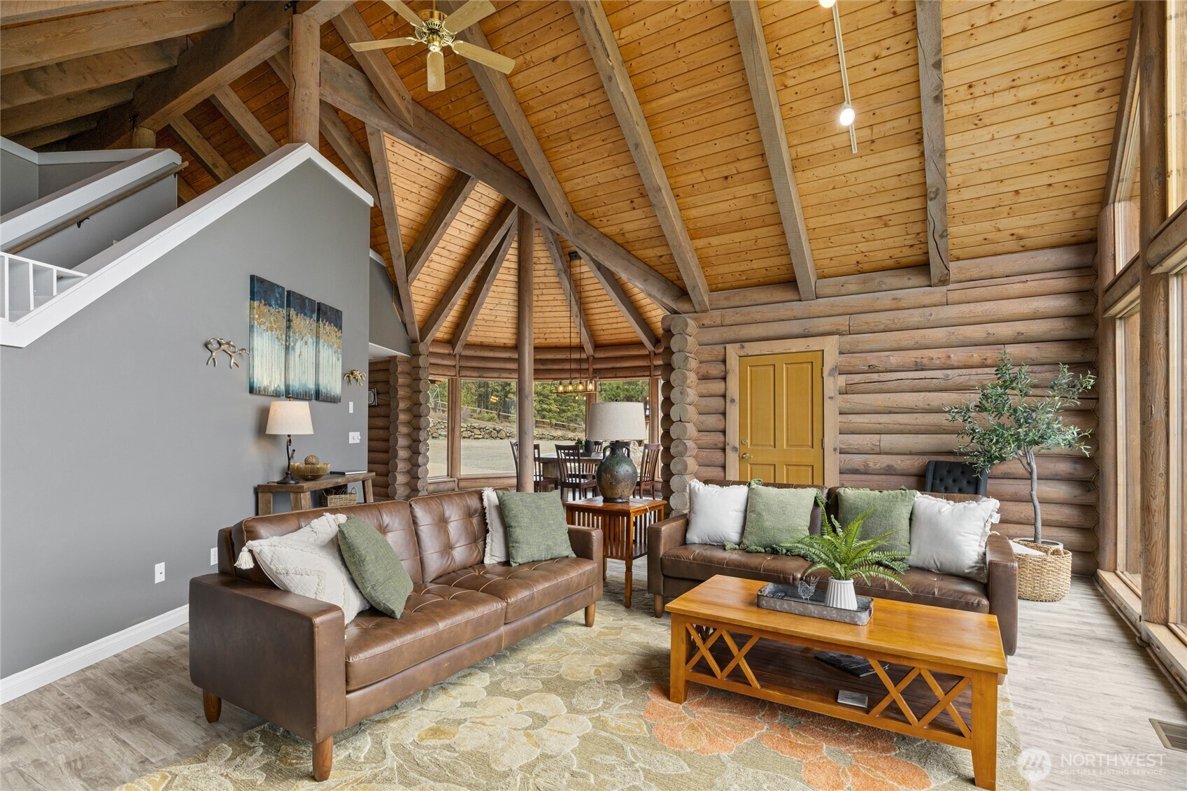 1161 White Road Cle Elum, WA 98922 - Photo 9 of 38 a living room with furniture and wooden floor
