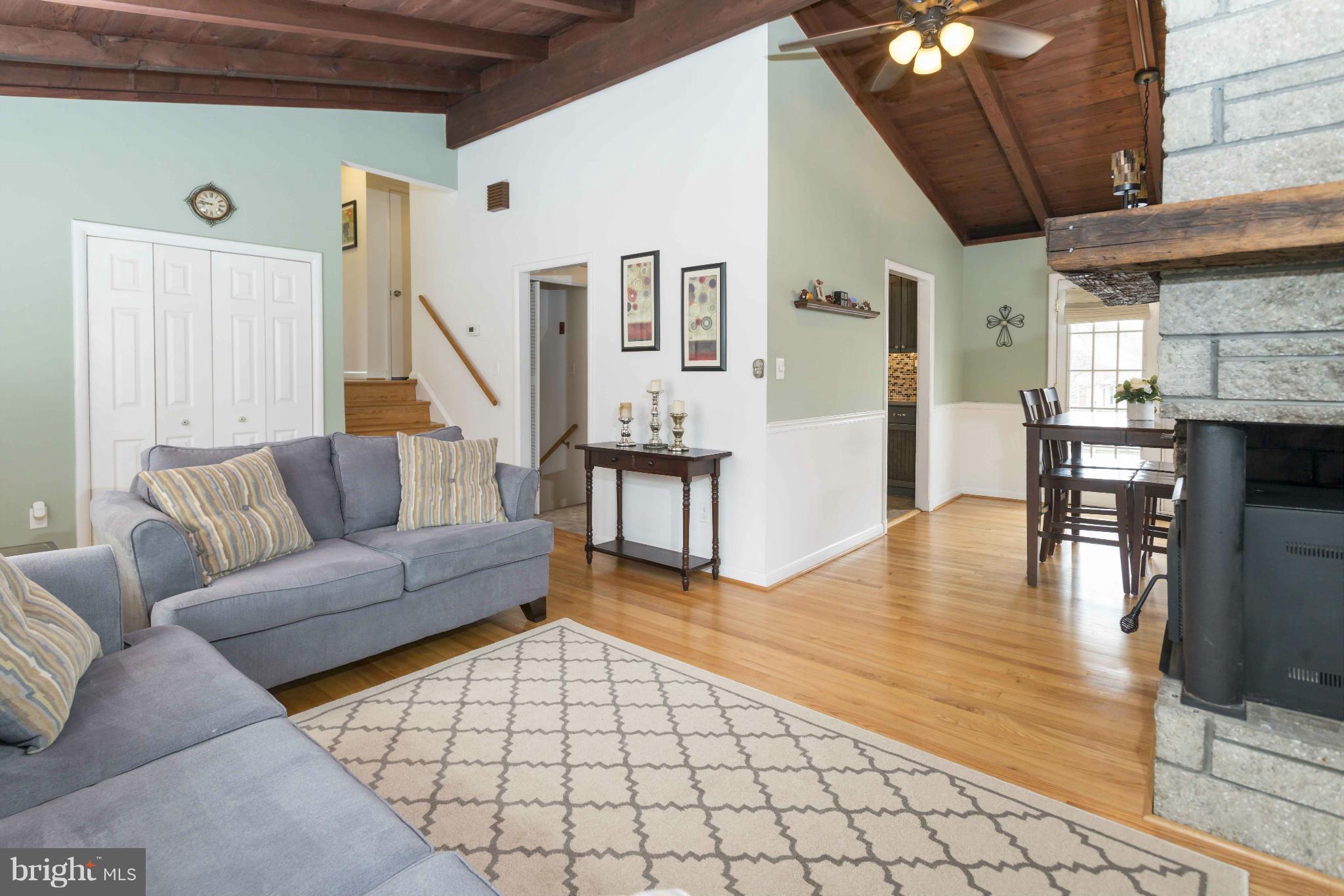 7606 Knollwood Road Towson, MD 21286 - Photo 5 of 30 Living Room