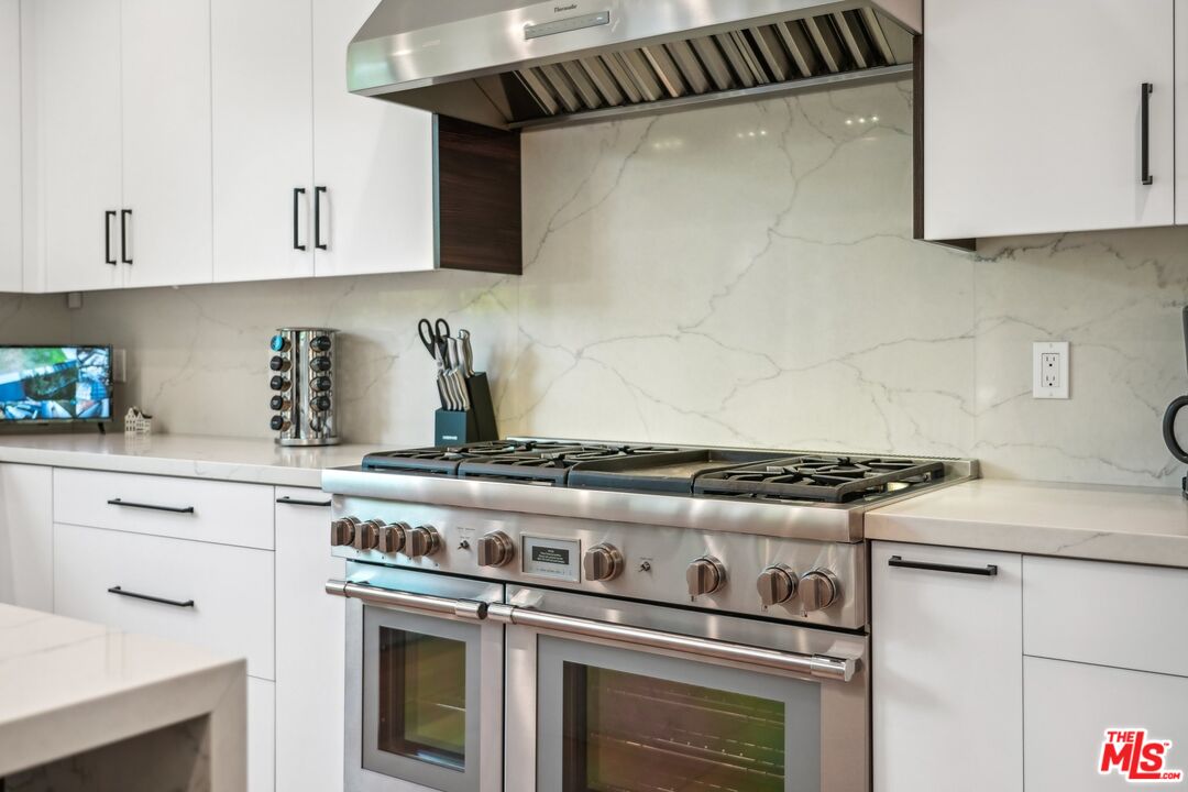 731 North Curson Avenue Los Angeles, CA 90046 - Photo 26 of 75 a stove top oven sitting inside of a kitchen