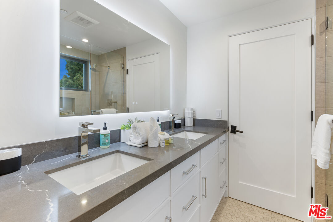 731 North Curson Avenue Los Angeles, CA 90046 - Photo 41 of 75