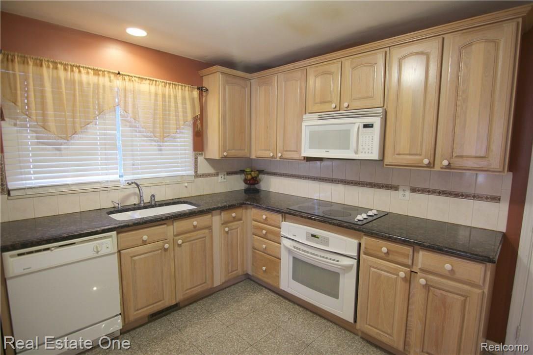 46500 Maidstone Road Canton, MI 48187 - Photo 10 of 29 Maidstone Rd Kitchen 4.jpg