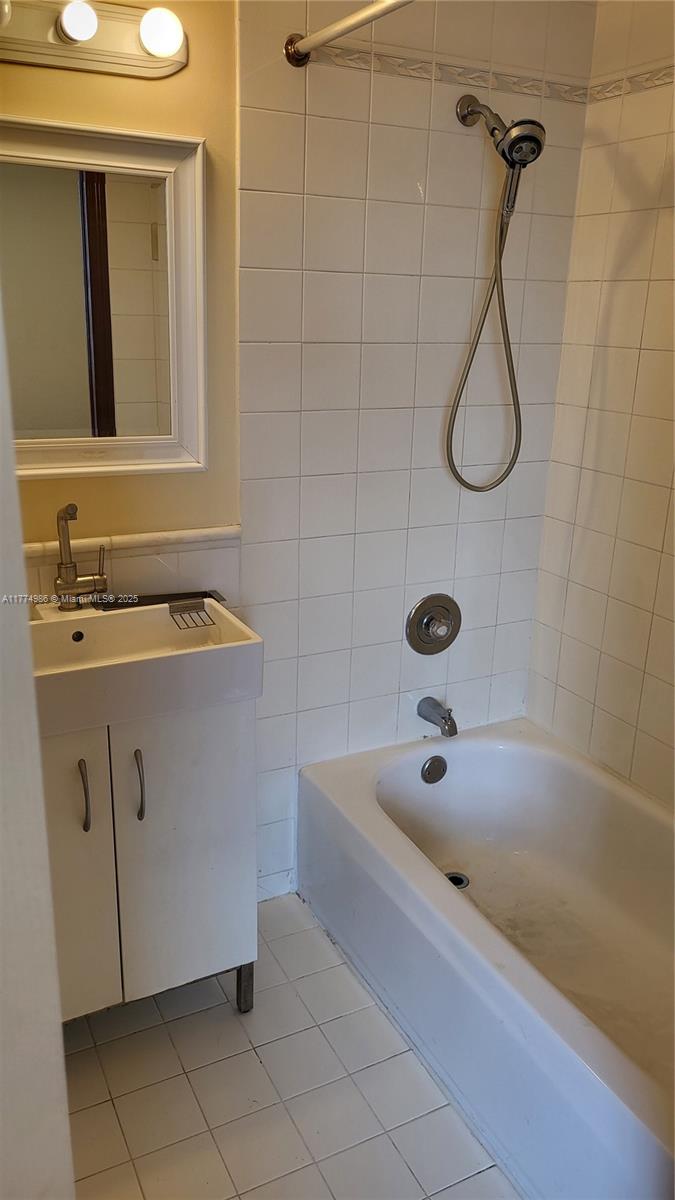 715 Southwest 148th Avenue, Unit 604 Sunrise, FL 33325 - Photo 26 of 29 Bathroom 2