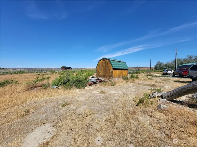 a view of a backyard