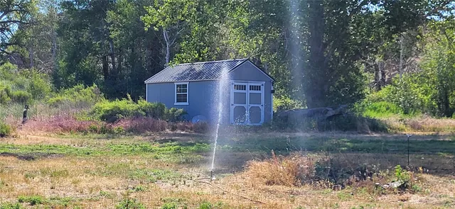 a view of a back yard
